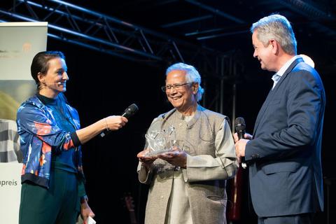 Muhammad Yunus bei der Preisverleihung, eingerahmt von Julia Tzschätzsch und Matthias Wilkes. Foto: Thorsten Gutschalk