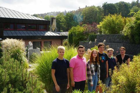 Lieber familiär: Marcel Schremser, Marko Neher, Letizia Bannert, Jonas Mack und Benjamin Bangert (von links) haben sich für eine Ausbildung im Granitwerk Röhrig in Heppenheim-Sonderbach entschieden. Betreut werden sie von Claudia Leißler (rechts), Leiterin der Personal- und Ausbildungsabteilung. Foto: Jürgen Reinhardt