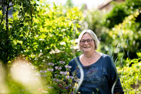 Im heimischen Heppenheimer Garten verbringt Kerstin Buchner, die Direktkandidatin der Freien Wähler, derzeit am liebsten ihre Freizeit. Foto: Sascha Lotz
