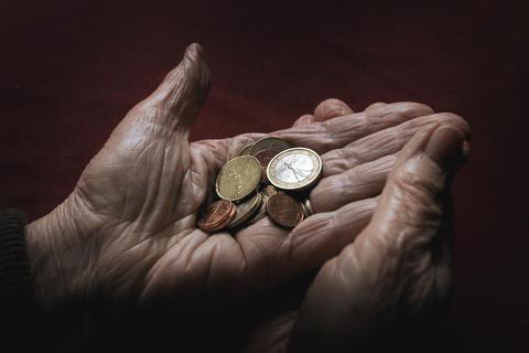 Nicht wenige Rentnerinnen kommen mit dem Geld, das ihnen zur Verfügung steht, in keiner Weise aus. Das Kreis-Frauenbüro soll nun das Bewusstsein für das Thema stärken. © Archivfoto: dpa