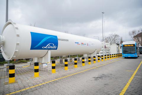 Wasserstoff für den Betrieb von Linienbussen in Wiesbaden wird mithilfe von Windstrom aus dem Energiepark Mainz produziert. Auch im Kreis Bergstraße gibt es Überlegungen, Busse künftig mit Wasserstoff zu betreiben. Archivfoto: dpa
