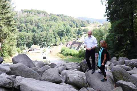 Europa-Staatssekretär Uwe Becker mit Geopark-Geschäftsführerin Jutta Weber am Felsenmeer. Foto: Katja Gesche