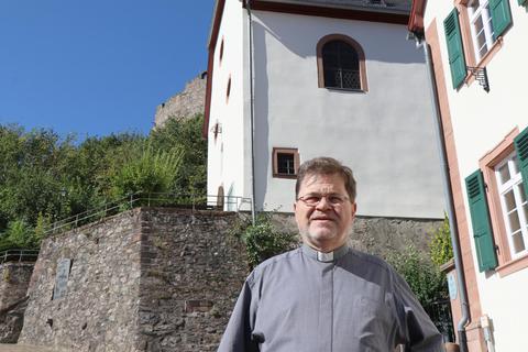 Wolfgang Kaiser hat es nicht weit von Pfarrhaus und Kirche zum Wahrzeichen von Lindenfels, der Burg. Foto: Katja Gesche
