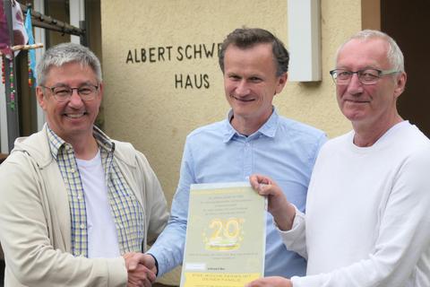 Die beiden KuBuS-Geschäftsführer Thomas Rindfleisch (links) und Jochen Ruoff (rechts) bedankten sich bei Daniel Kozacki-Krüger für 20 Jahre Leitung des Albert-Schweitzer-Hauses. Philipp Kriegbaum