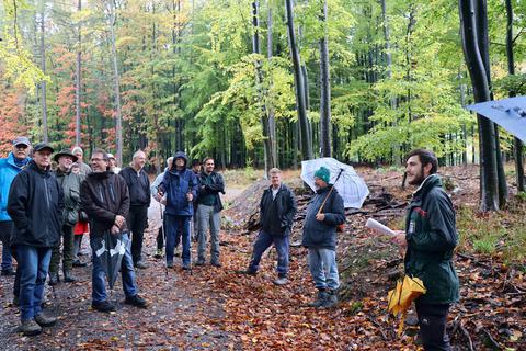 Der Lindenfelser Revierförster Robin Töngi (rechts)) erläutert bei einer Exkursion, welche Schäden im Lindenfelser Wald auftreten und wie er als Förster darauf reagiert. Foto: Katja Gesche