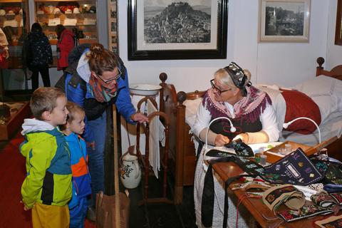 Im Heimatmuseum konnte man unter anderem Annette Stöcker vom lokalen Kur- und Touristikservice bei ihrer traditionellen Perlenstickerei zuschauen. Foto: Manfred Ofer