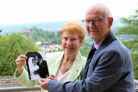 Schöne Erinnerung: Monika und Peter C. Woitge mit ihrem Hochzeitsfoto von 1963. Foto: Philipp Kriegbaum