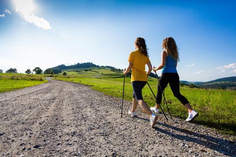 Gesund und fit mit Nordic Walking: An einem Schnupperkurs können Besucher der Gesundheitstage in Lindenfels teilnehmen. Symbolfoto: Jacek Chabraszewski/stock.adobe