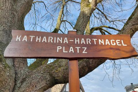 In unmittelbarer Nähe zu ihrem einstigen Wohnhaus wird der Hebamme Katharina Hartnagel gedacht. Foto: Stadt Lorsch