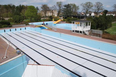 Seit dem Frühjahr laufen die Vorbereitungen für die Öffnung des Lorscher Waldschwimmbades. Ein Eröffnungstermin steht allerdings noch nicht fest. Foto: Hans-Jürgen Brunnengräber