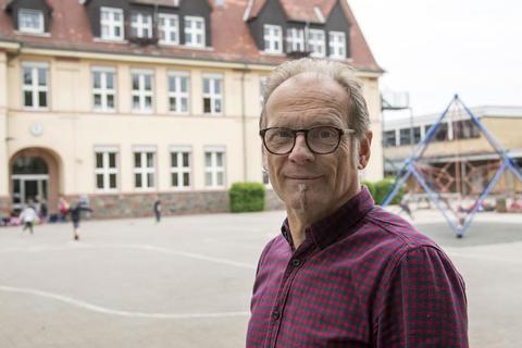 Hans Neumann im Schulhof vor dem Altbau der Lorscher Wingertsbergschule. Dort werden zwei Container aufgestellt, um die Raumnot zu lindern.  Foto: Karl-Heinz Köppner 