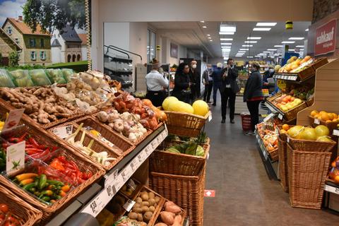 Frisches Obst und Gemüse vor Ort: Dank der Eröffnung des neuen Nahkaufs in der Innenstadt haben die Lorscher wieder einen Vollsortimenter. Foto: Hans-Jürgen Brunnengräber