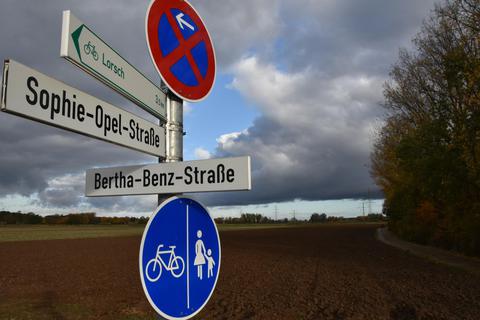 Nördlich der Bertha-Benz-Straße soll das Bensheimer Gewerbegebiet Stubenwald erweitert werden. Das halten die Lorscher Nachbarn für keine gute Idee. Foto: Hans-Jürgen Brunnengräber