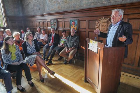 Das Besondere der Kurpfalz-Bibliothek Heinrich Vetter in Lorsch erläutert Professor Joachim-Felix Leonhard. © Thorsten Gutschalk