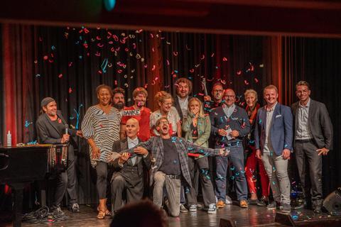 Dieser Abend kennt nur Gewinner: Das Sapperlot-Theater feiert den „Lorscher Abt“. Der Kleinkunstpreis wird seit 2014 vergeben. Foto: Sapperlot-Theater/Thomas Neu