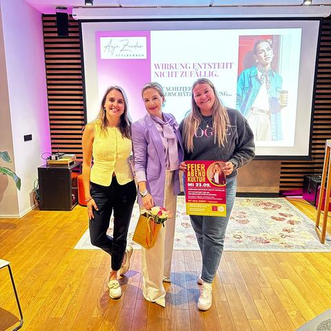 Bei der jüngsten „Feierabendkultur“ in Mörlenbach ging es um die Frage: Wie möchten wir von anderen wahrgenommen werden? Das Foto zeigt die Organisatorinnen Jasmin Kugler (links) und Anna-Lena Kugler-Vogt (rechts) mit Gastrednerin Anja Zander.