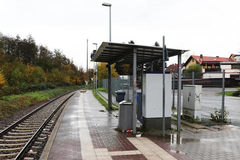 Einige Mörlenbacher fühlen sich wegen Müll und Vandalismus am Bahnhof (Bild) und auf der alla hopp!-Anlage unwohl. Das ist das Ergebnis einer Befragung zum Thema Sicherheit. © Katja Gesche