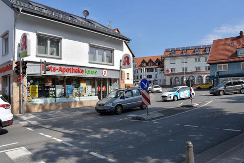 Mörlenbach in Zahlen - An der Kreuzung nach Weiher sind die meisten Geschäfte in Mörlenbach angesiedelt. Foto: Dagmar Jährling