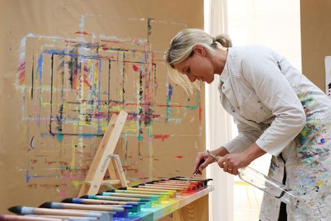 Mandy Berns-Baltz bereitet für die Besucher des Malortes die Farben vor, damit diese gleich loslegen können. Foto: Katja Gesche