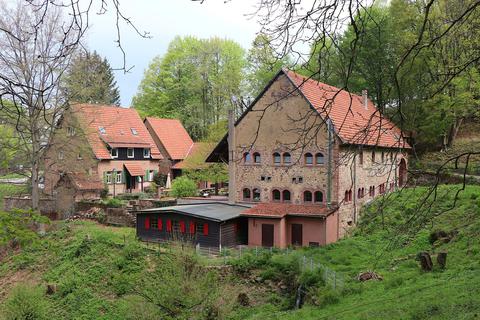 „Am idyllischen Ende der Welt“, so die Beschreibung auf der Homepage des Hofgutes, liegt der Lindenhof im Mörlenbacher Weiler Rohrbach. Das Ensemble, lange von einem Sportverein gepachtet, soll nun zu einem Hotel mit Gastronomie werden. Katja Gesche