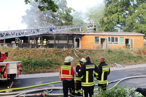 Das neue Schulgebäude der Freien Schule Laubenhöhe in Mörlenbach ist ausgebrannt. Das Feuer wurde um 4.20 Uhr gemeldet, da stand das Haus schon in vollem Brand. Noch lange waren die Feuerwehren der Gemeinde mit Nachlöscharbeiten beschäftigt.  Foto: Katja Gesche