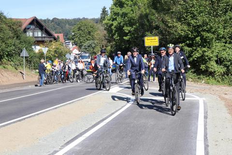 Tarek Al-Wazir (rechts) vorneweg: Der Rad- und Gehweg zwischen Mörlenbach und Bonsweiher wird mit prominenter Unterstützung eingeweiht. Foto: Katja Gesche