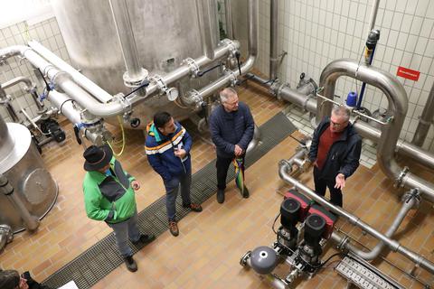 Wassermeister Karl Späth (rechts) erläutert im Wasserhochbehälter Tröselbach, wie in Mörlenbach Wasser gewonnen und aufbereitet wird. © Katja Gesche