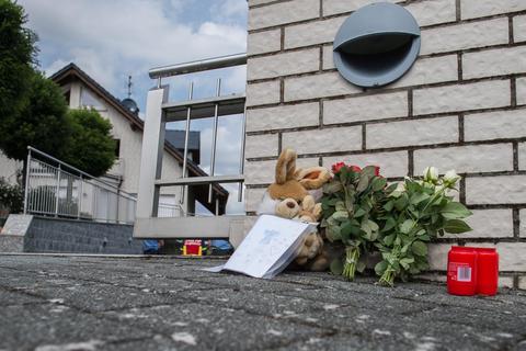Kurz nach der Tat wurden vor dem Haus in Mörlenbach Blumen niedergelegt. Foto: Silas Stein