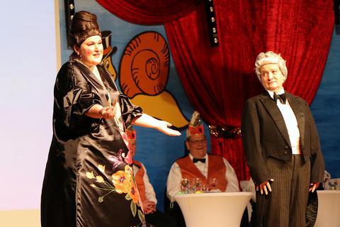 Conny Kinscherf (links) und Christiane Klee brachten mit viel Witz die große Welt der Oper auf die Bühne der Wasserschneckenfastnacht. © Katja Gesche