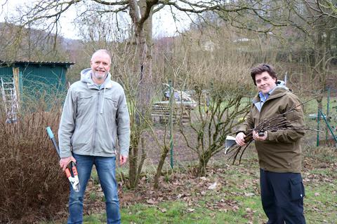 Ralph Kadel (links) und Wolfgang Moschek vom Nabu Mumbacher Tal erläutern, wieso man ab dem 1. März keine großen Schnittaktionen an Büschen und Bäumen mehr vornehmen sollte. Foto: Katja Gesche