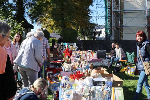 Der Flohmarkt der evangelischen Kirchengemeinde auf dem Rimbacher Herbst wurde gut angenommen. Foto: Katja Gesche