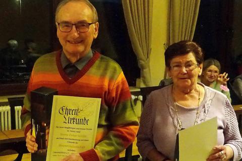 Ehrenmitglieder: Leni und Oskar Schütz wurden für ihre langjährige Mitgliedschaft ausgezeichnet. 