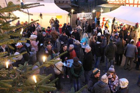 Viel Selbstgebasteltes von Verkäufern aus der Region ist im Angebot beim Adventsmarkt in Zotzenbach, den der Heimat- und Museumsverein organisiert.Foto: Katja Gesche  Foto: Katja Gesche