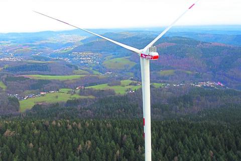 Die erste Windkraftanlage am Stillfüssel ist 149 Meter hoch und misst vom Fuß bis zur Flügelspitze 212 Meter.  Foto: Entega AG 