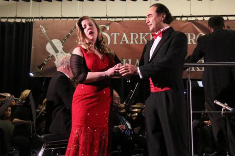 Sarah Cossaboon und Antonio Rivera lassen als Duett die Herzen des Publikums höher schlagen. Foto:Thomas Wilken  Foto: 