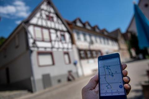 Mit dem Smartphone in der Hand kann man in Zwingenberg 15 Stationen besuchen, wo Geschichte lebendig wird. Foto: Sascha Lotz  Foto: Sascha Lotz