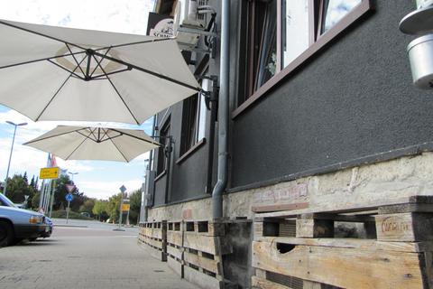 Paletten-Sitze entlang der Hausmauer der Fooderia in Alsbach gelten als Sondernutzung des öffentlichen Raums. Dafür werden Gebühren fällig, was dem Restaurantbetreiber missfällt. Foto: Jürgen Buxmann