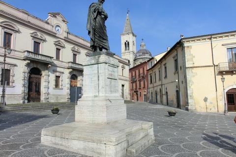 Der antike Dichter Ovid, der in Sulmona 43 vor Christus geboren wurde, ist bis heute der bedeutendste Bürger der Stadt und wurde mit einem Denkmal geehrt.