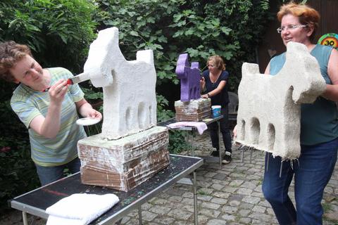In Hähnlein entstehen derzeit Ziegen, die später an der Gernsheimer Straße aufgestellt werden. Heidrun Kehr (von links), Nelly Zehfuß sowie Doris Lochmann bemalen die aus Styropor und Beton geformten Tierskulpturen.Foto: Karl-Heinz Bärtl  Foto: Karl-Heinz Bärtl