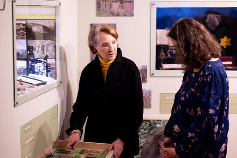 Mit Beryn Hammil (links) war vergangene Woche die Enkelin des Künstlers Benno Elkan in Alsbach zu Besuch. Hier mit Nicole Rieskamp im Heimatmuseum. Leila Martin
