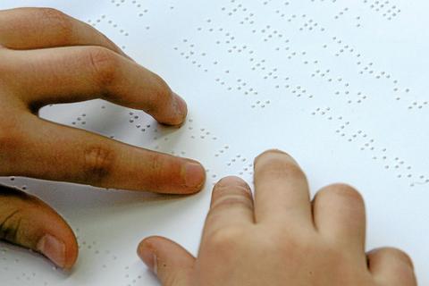 Die Schüler erfahren am 12. Oktober auch, wie die Braille-Blindenschrift entziffert wird. Symbolfoto: dpa