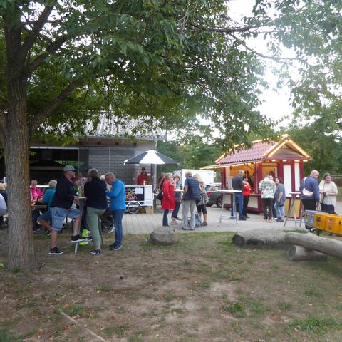 Gut nachgefragt waren die Angebote auch beim letzten Afterwork-Markt der Saison, der erstmals in der Sandwiese stattfand mit den Angeboten an Getränken, herzhaften Genüssen und leckerem Eis durch das Weingut Kühnert, den Landmetzjer Fabian Schüttler und das Eiscafé Miranda.
