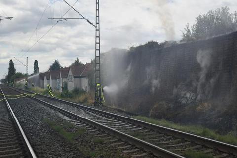 Vereinzelt ist die Feuerwehr noch mit Nachlöscharbeiten beschäftigt. Foto: Einsatzreport Südhessen 