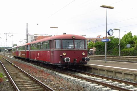 Eine Sonderfahrt nach Koblenz mit einem historischen Schienenbus aus den fünfziger Jahren bietet der Verein Netzwerk-Bahnhof Langstadt Anfang Mai an.       Foto: Schom  Foto: Schom