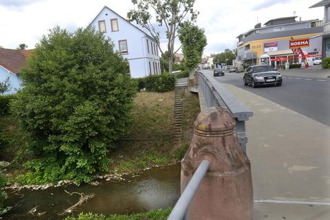 In Babenhausen wird wegen der Reparatur einer Brücke die Durchgangsstraße Bouxwiller Straße länger gesperrt als geplant. Archivfoto: Karl-Heinz Bärtl