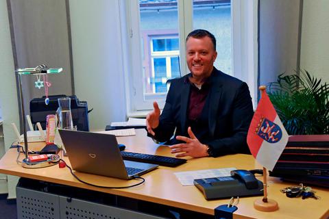 Gute Laune trotz reichlich Arbeit: Seit einem Jahr trägt der junge, unabhängige Bürgermeister Dominik Stadler die To-do-Liste in Babenhausen ab. Foto: Ursula Friedrich 