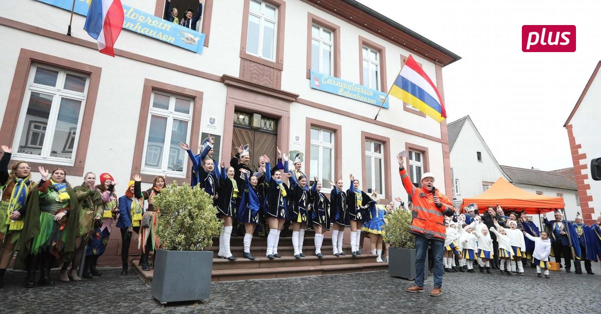 Narren erstürmen das Rathaus in Babenhausen