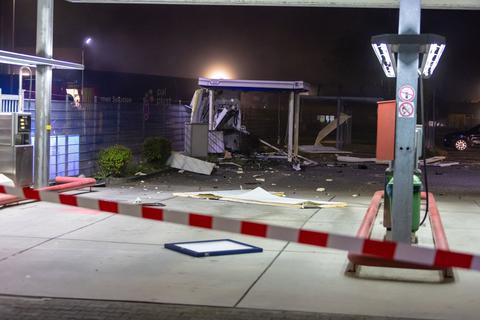 Der in Babenhausen gesprengte Geldautomat steht direkt neben einer Tankstelle.  Foto: 5Vision.media