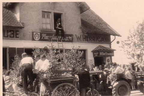 Einen Festzug, wie hier noch in den 50er Jahren, gibt es zur Bickenbacher Kerb dieses Jahr nicht, dafür aber wieder ein Festzelt mit Programm und Musik. Repro: Claudia Stehle 