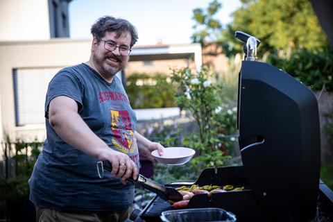 Sven Aßmus ist bei sich daheim fürs Kochen zuständig. Am liebsten nutzt er dafür den Grill. Sascha Lotz